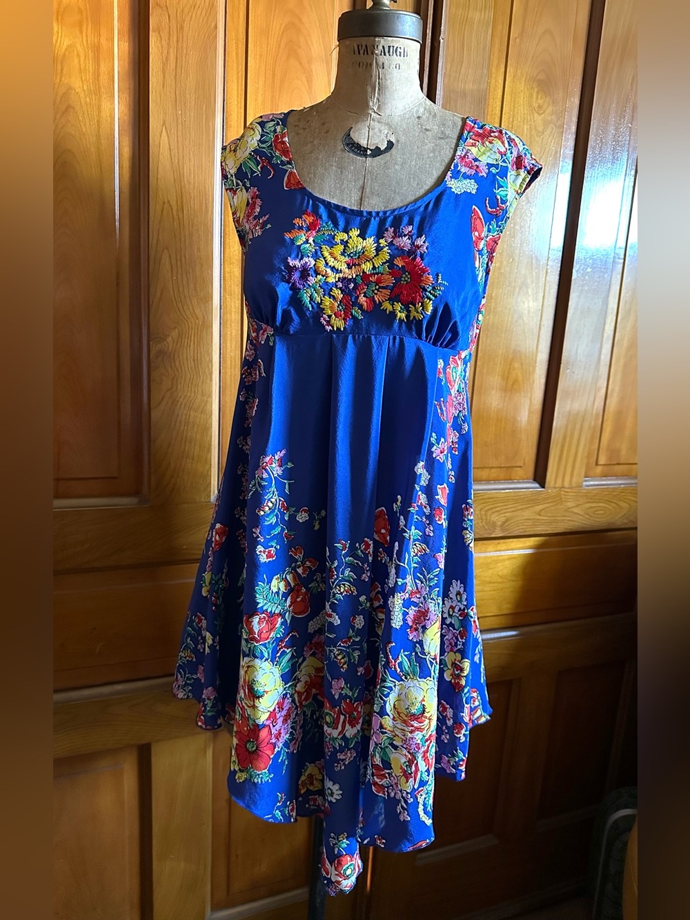 Petticoat Alley silk dress w embroidery cap sleeves size small bust 34 max blue